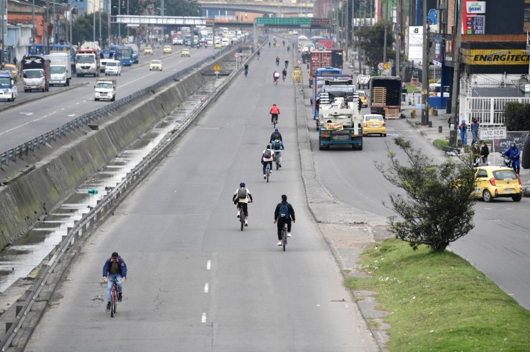 Ciclistas en la vía durante el Día sin Carro.