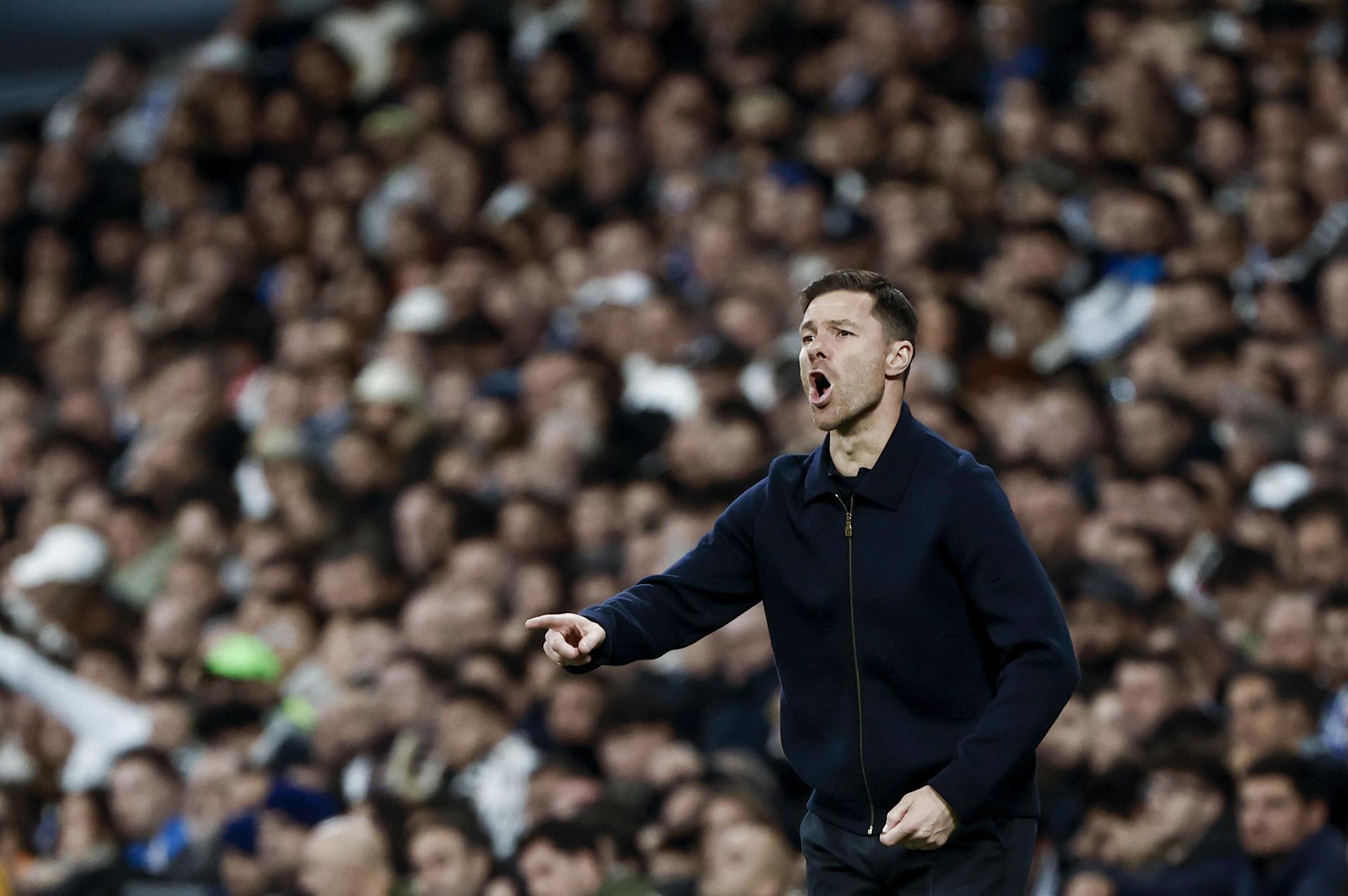 MADRID, 07/12/2025.- El entrenador del Real Madrid Xabi Alonso, durante el partido de la jornada 15 de Liga que disputan el Real Madrid y el Celta de vigo en el estadio Bernabéu de Madrid. EFE/ Sergio Pérez