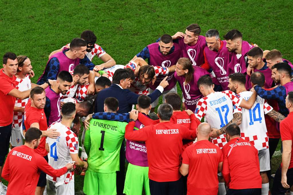 Al Wakrah (Qatar), 05/12/2022.- Head coach of Croatia Zlatko Dalic speaks to his players as they huddle during the FIFA World Cup 2022 round of 16 soccer match between Japan and Croatia at Al Janoub Stadium in Al Wakrah, Qatar, 05 December 2022. (Mundial de Fútbol, Croacia, Japón, Catar) EFE/EPA/Georgi Licovski