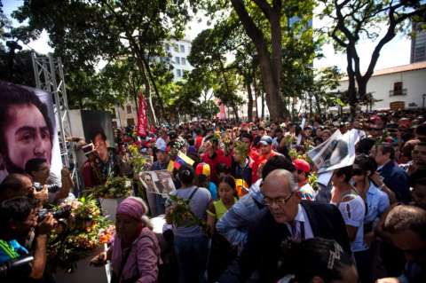 Imágenes de Chavez y Bolívar serán puestas en el centro de Caracas