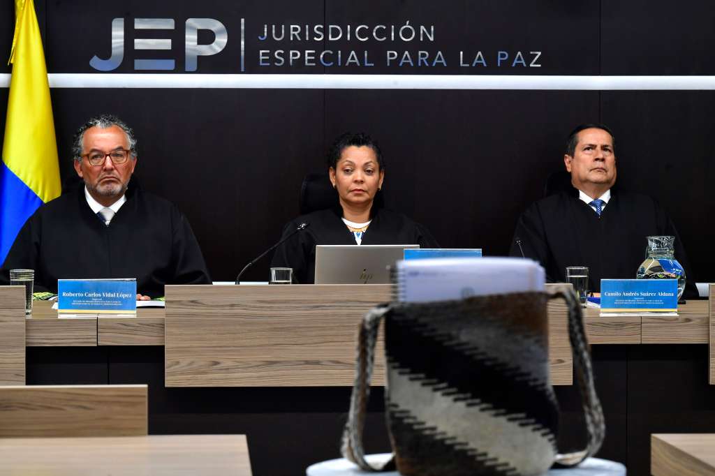 Roberto Vidal; Ana Ochoa y Camilo Suárez, magistrados de la Jurisdicción Especial para la Paz (JEP), durante la lectura de la sentencia por falsos positivos (macrocaso 03), que condenó a 12 exmilitares del batallón La Popa, en Valledupar y 7 exparamilitares (izq-der).
