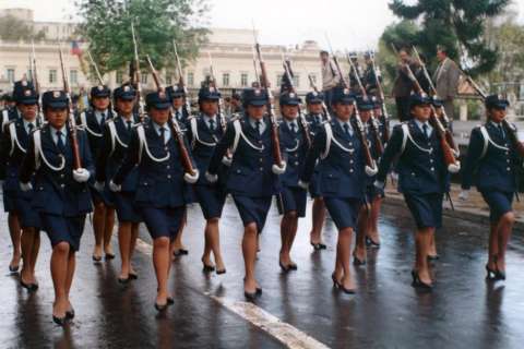 Corte Constitucional regaña a la FAC por reglas que obligan a las mujeres a usar tacones