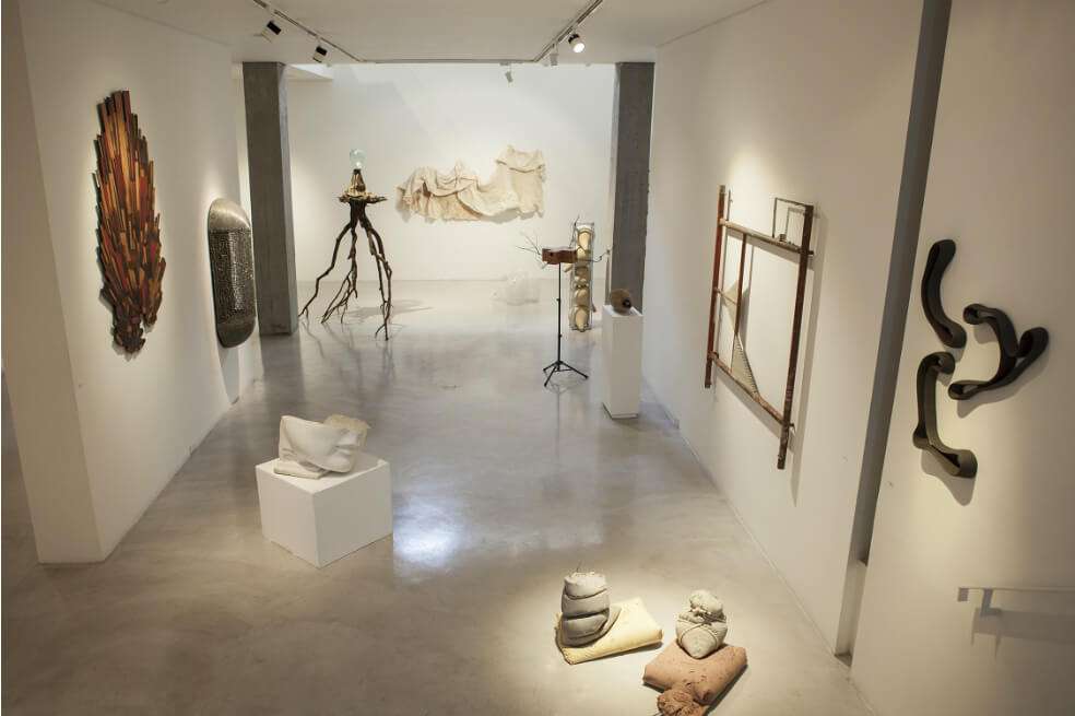 Las obras de Sebastián Dávila le apuestan al ensamblaje de objetos reutilizados y del concreto. Su apuesta se centra en volcar el sentido de lo que puede ser considerado inservible o desecho. / Sebastián Dávila, cortesía Galería El Museo.