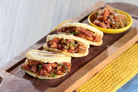 Así se preparan unas deliciosas arepitas rellenas colombianas