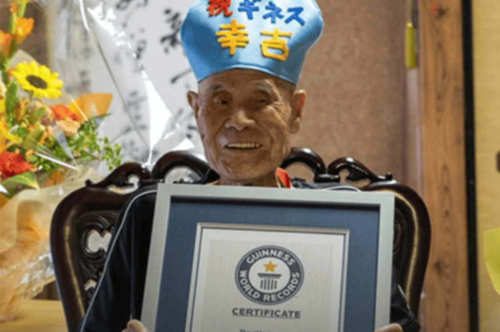 El japonés Kokichi Akuzawa, de 102 años, rompió un récord Guinness al escalar el Monte Fuji.