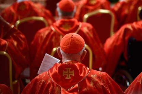 Los cardenales se encierran de nuevo para elegir al sucesor de Benedicto XVI