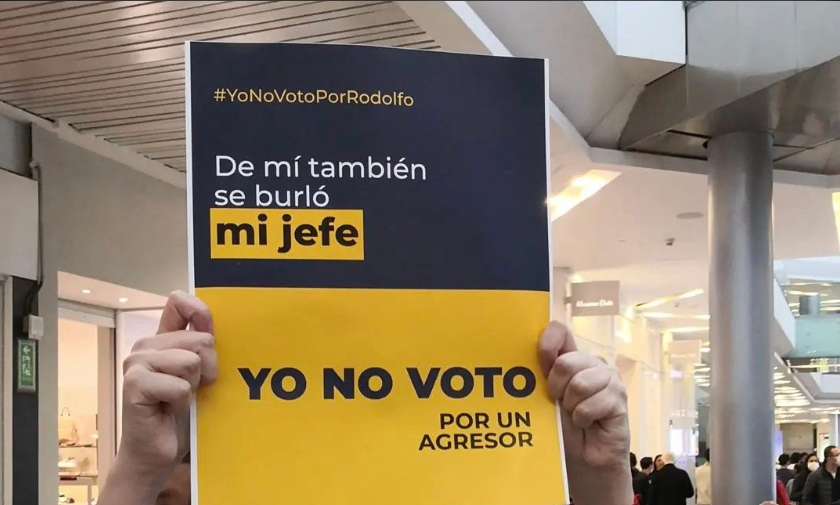 Carteles con los que jóvenes protestaron contra el candidato presidencial.
