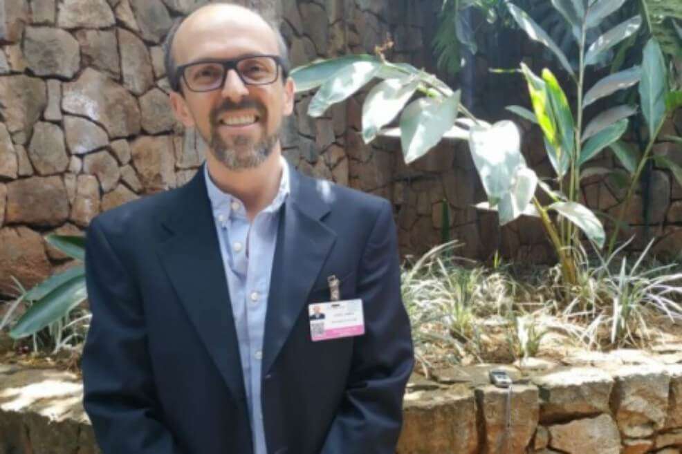 El profesor de la Universidad de los Andes de Bogotá, Andrés Guhl, en Nairobi. / EFE/Lourdes Uquilla