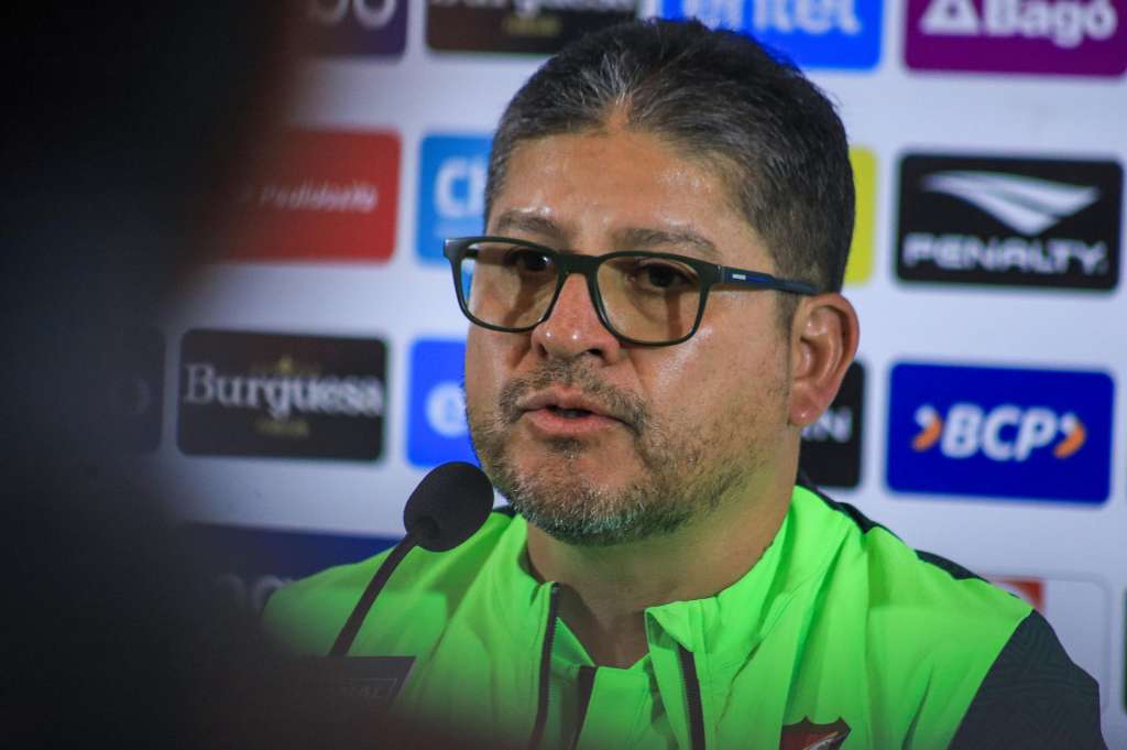 BOL01 LA PAZ (BOLIVIA), 01/09/2025.- El seleccionador de Bolivia, Óscar Villegas, habla durante una rueda de prensa este lunes, en La Paz (Bolivia). Villegas afirmó que junto a sus dirigidos quieren "ansiosamente" clasificar al Mundial de 2026, aunque también reconoció que "todo puede pasar" en las dos últimas fechas de las eliminatorias suramericanas, en las que la Verde se medirá con Colombia y Brasil. EFE/ Gabriel Márquez