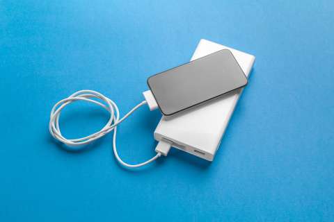 ¿Por qué las power bank o baterías no se pueden llevar en el equipaje de bodega de un avión?