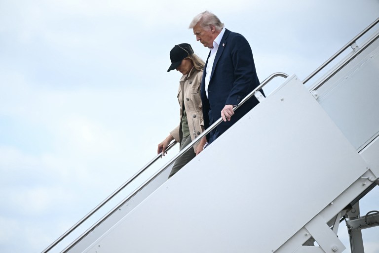 Trump llega a Camp Mystic (Texas), abandonado a su suerte durante las inundaciones