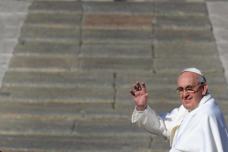 El papa Francisco saluda a la multitud congregada antes de oficiar la misa solemne de inicio de su Pontificado en la plaza de San Pedro del Vaticano