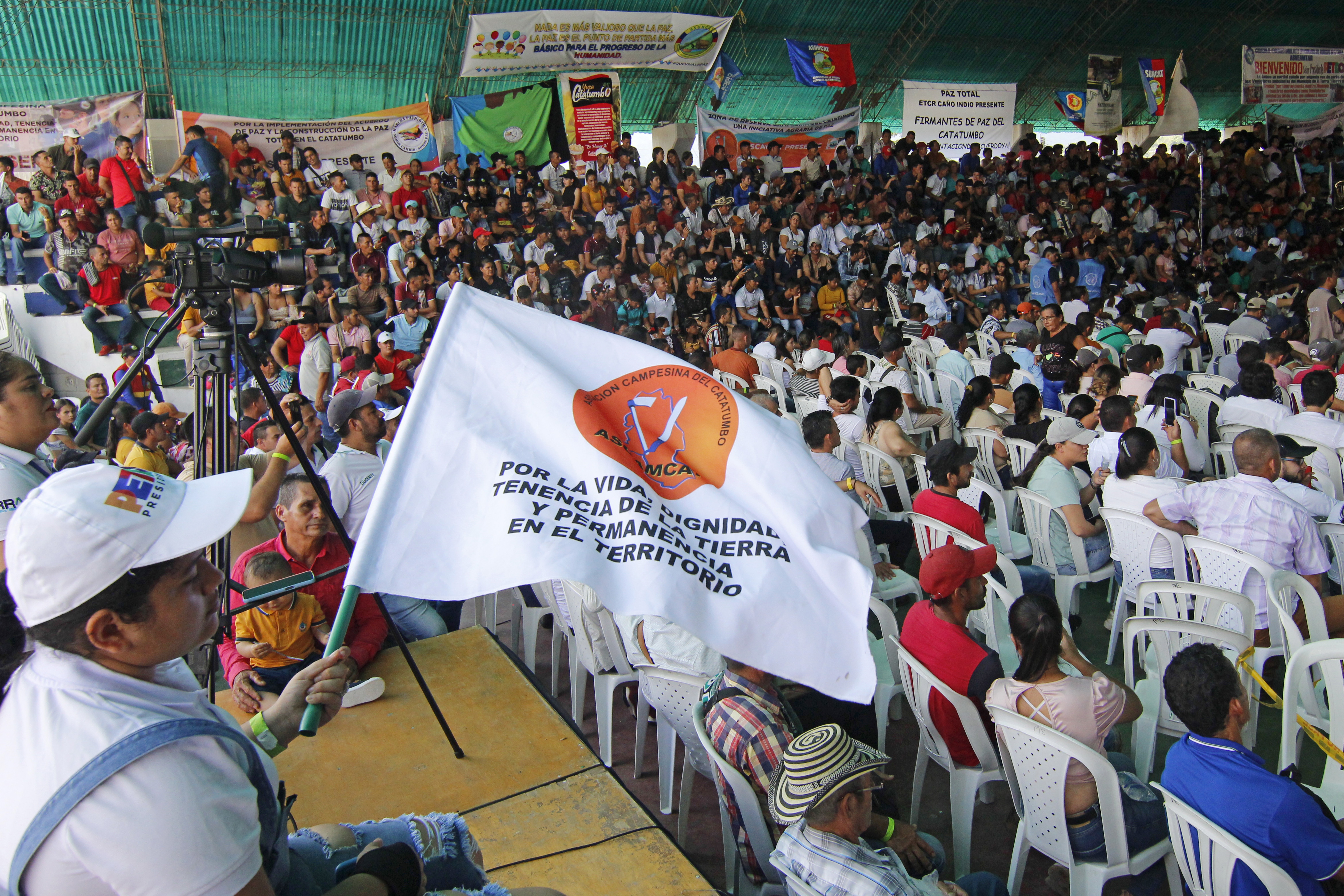 TAR400. EL TARRA (COLOMBIA), 16/12/2022.- Indígenas, campesinos y firmantes del Acuerdo de Paz participan hoy del primer encuentro de cocaleros del Catatumbo, en El Tarra (Colombia). El presidente de Colombia, Gustavo Petro, participó este viernes en el primer congreso de cocaleros de la región del Catatumbo, desde donde hizo un llamado a que esta zona que concentra la mayor cantidad de cultivos de coca "sea una de las primeras regiones de la paz total, que quien mande no sea el fusil, sea el campesino y la campesina". EFE/ Mario Caicedo