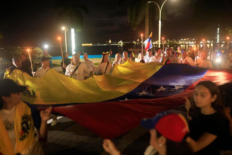 AME6424. CIUDAD DE PANAMÁ (PANAMÁ), 06/12/2025.- Personas participan en la marcha "por la paz y la libertad" en Venezuela este sábado, en Ciudad de Panamá (Panamá). Decenas de venezolanos se sumaron en Panamá a las marchas globales "por la paz y la libertad" en Venezuela convocadas el jueves por la líder opositora y exdiputada del país sudamericano María Corina Machado. EFE/ Bienvenido Velasco