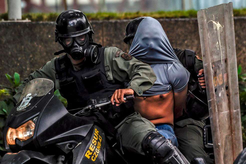 La policía arresta a uno de los manifestantes de una protesta en Caracas. Esta escena ocurre el 22 de julio de este año. / AFP