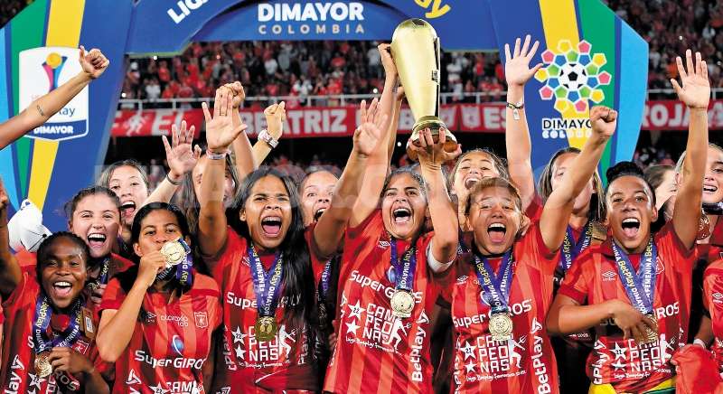 De la mano de su goleadora y capitana, Catalina Usme (con el trofeo), América logró el título de la Liga BetPlay Femenina 2022, en el estadio Pascual Guerrero de Cali./ Dimayor