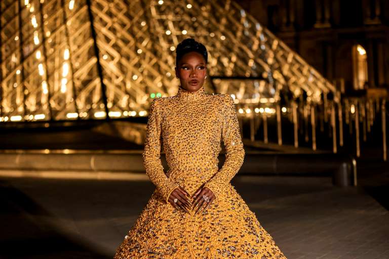 Paris (France), 04/03/2025.- US singer Doechii arrives for the 'Le Grand Diner du Louvre' at the Louvre Museum in Paris, France, 04 March 2025. The Louvre Museum is hosting the gala dinner to mark the official opening of Paris Fashion Week and to raise funds to support the Louvre's restoration projects, educational programs, and initiatives aimed at making the museum more accessible to a broader audience. (Moda, Francia) EFE/EPA/TERESA SUAREZ