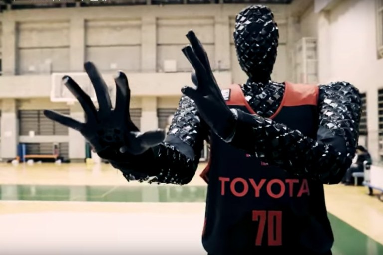 Robot basquetbolista derrotó a profesionales en un desafío de tiros libres [VIDEO]