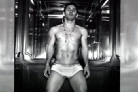 Messi se quita la pantaloneta y posa muy sexy por una buena causa