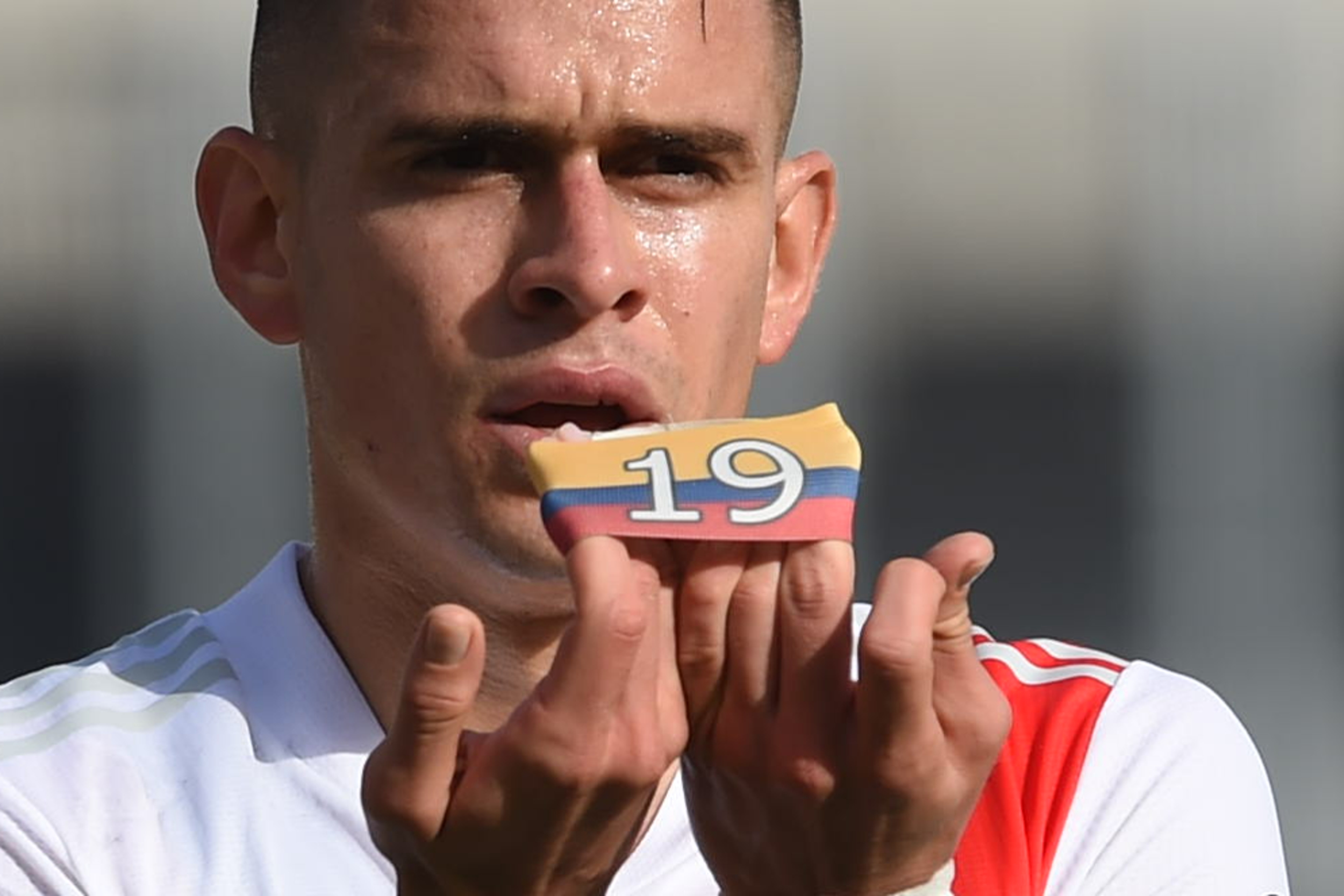 Santos Borré celebra el gol que anotó este domingo.