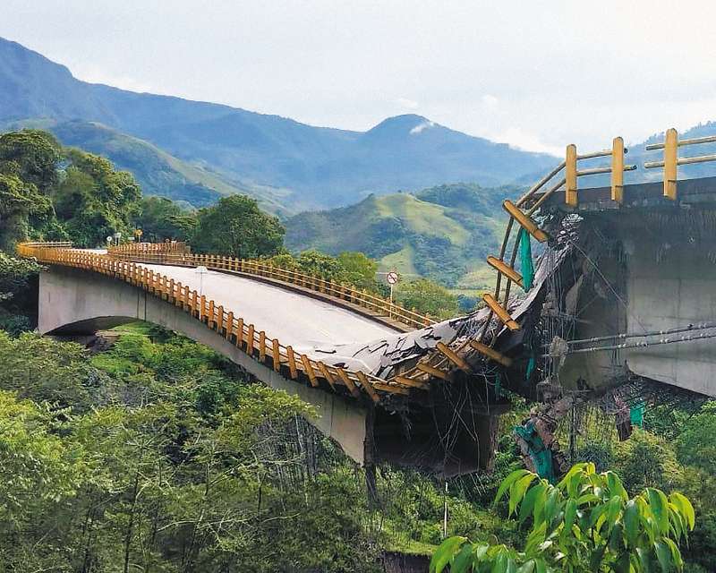 Se estima que la recuperación del puente Los Grillos podría tardar un año, por lo que el Invías habilitará el paso peatonal y para vehículos pequeños por un lado de la estructura caída. / Ministerio de Transporte