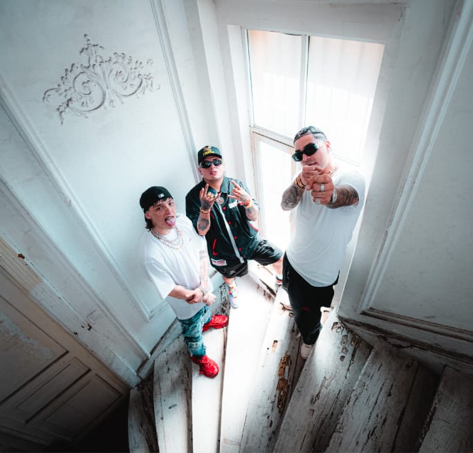 Peso Pluma, SOG y Ryan Castro en la grabación de 'Quema'