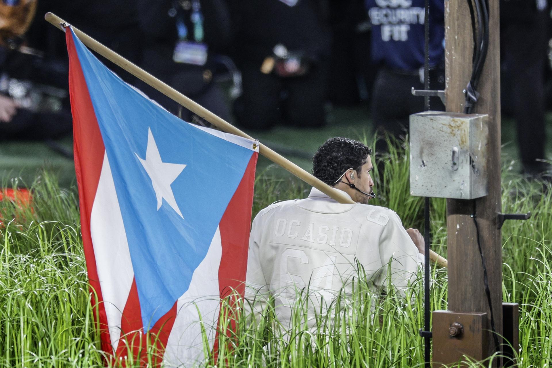 SANTA CLARA (United States), 09/02/2026.- Bad Bunny holds Puerto Rican flag while he performs the NFL Super Bowl LX Apple Music Halftime Show at Levi’s Stadium in Santa Clara, California, USA, 08 February 2026. The New England Patriots are facing the Seattle Seahawks in Super Bowl LX. EFE/EPA/CHRIS TORRES