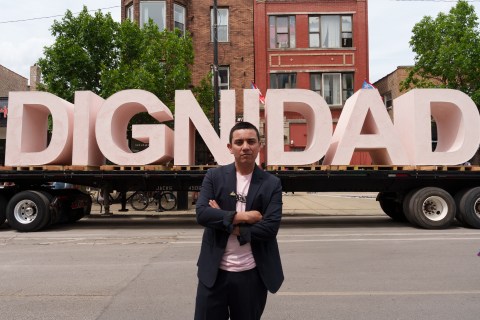 Iván Argote, el artista colombiano detrás de “DIGNIDAD”, la escultura que rodó por Chicago