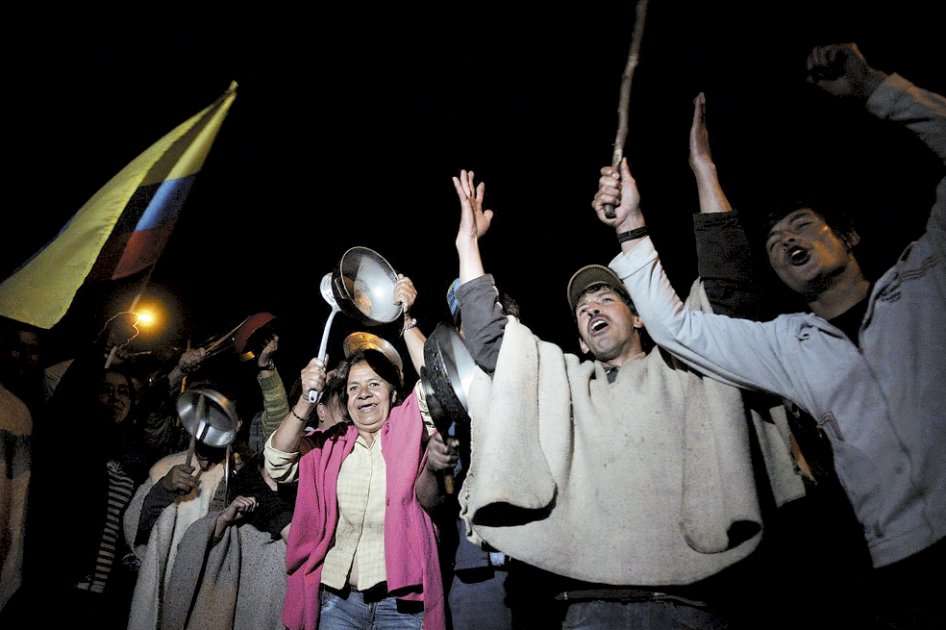 Los cacerolazos no cesan, como este, realizado en El Boquerón en la noche del miércoles. / Fotos: Gustavo Torrijos