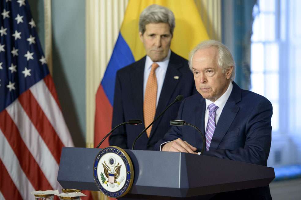 Bernard Aronson, ayer junto al secretario de Estado, John Kerry. / AFP
