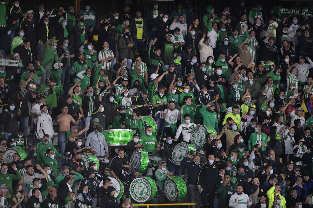 Enfrentamiento entre hinchas de Independiente Santa Fe y Atlético Nacional; Primer partido con público tras la pandemia por Covid-19 en el estadio El Campín.