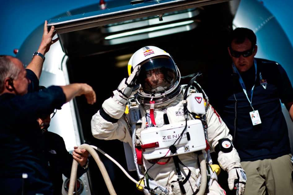 Felix Baumgartner, el austríaco que busca romper la barrera del sonido, y batir además el récord de salto en caída libre. Foto: AFP