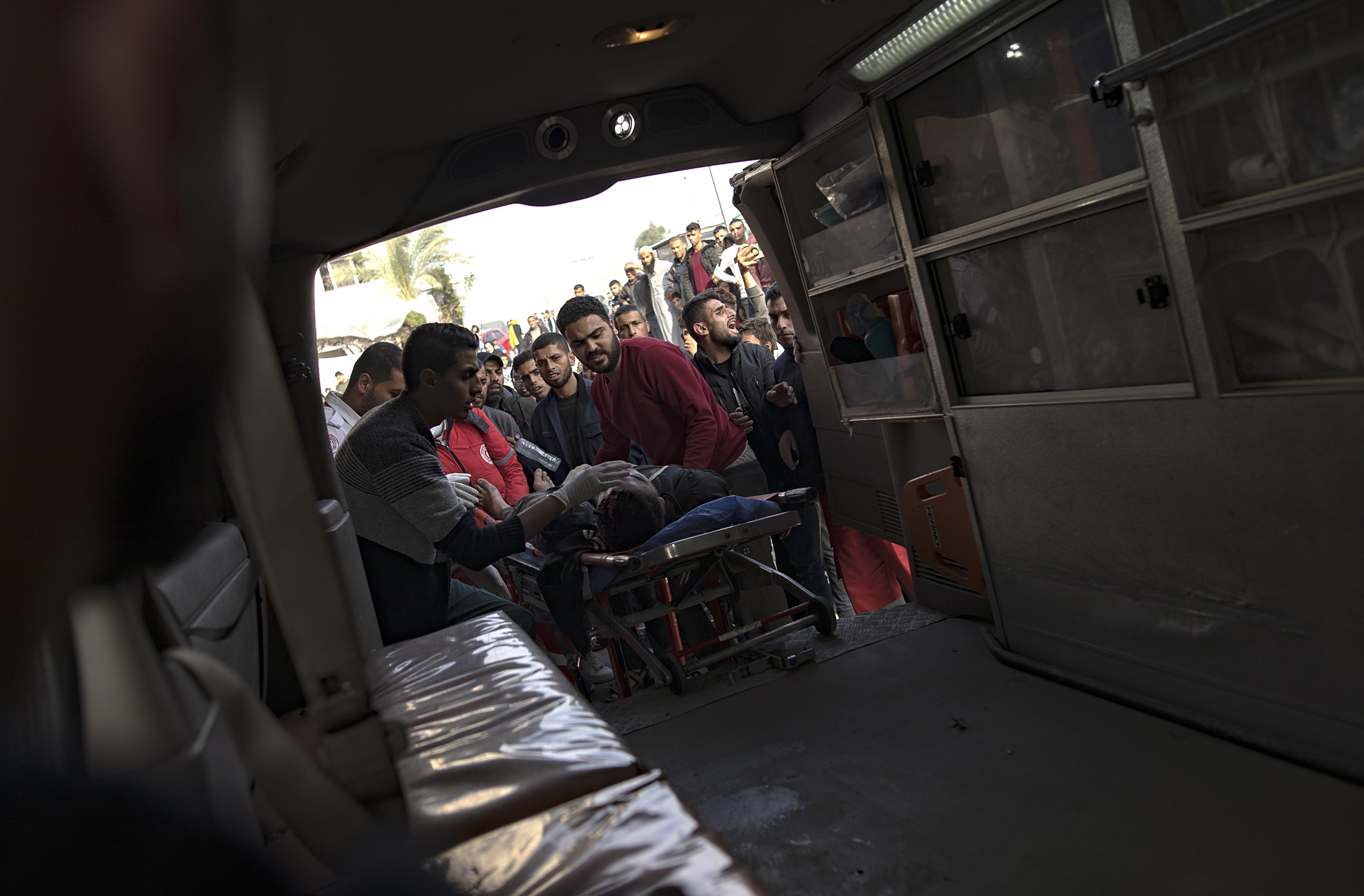 Gaza (-), 27/12/2023.- A wounded Palestinian is transffered out of an ambulance at Nasser Hospital in Khan Yunis, southern Gaza Strip, 27 December 2023, following Israeli air strikes on the Southern Gaza Strip. Israeli forces resumed military strikes on Gaza after the week-long truce ended on 01 December. More than 20,800 Palestinians and at least 1,300 Israelis have been killed, according to the Palestinian Health Ministry and the Israel Defense Forces (IDF), since Hamas militants launched an attack against Israel from the Gaza Strip on 07 October, and the Israeli operations in Gaza and the West Bank which followed it. EFE/EPA/HAITHAM IMAD