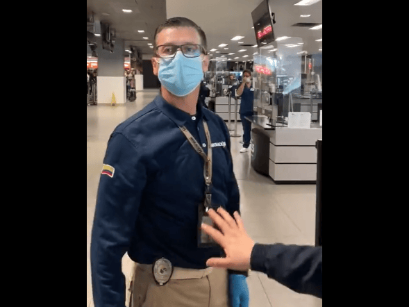 Este es el funcionario que agredió a un viajero en el aeropuerto El Dorado.