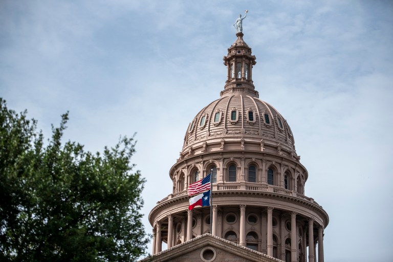 Legisladores demócratas huyen de Texas para impedir controvertida ley electoral