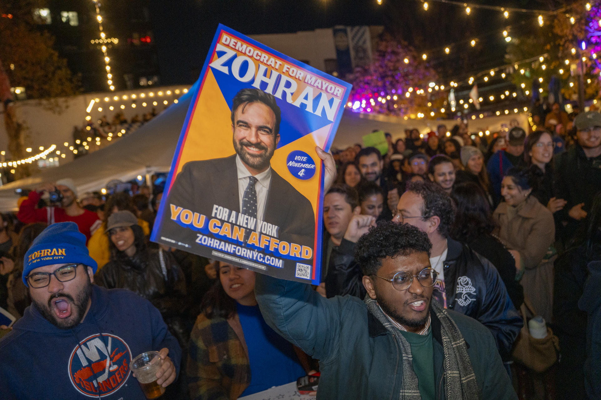 ACOMPAÑA CRÓNICA: EEUU ELECCIONES AME5562. NUEVA YORK (ESTADOS UNIDOS), 04/11/2025.- Simpatizantes del demócrata Zohran Mamdani celebran luego de conocer su triunfo para la alcaldía de Nueva York este martes, en Nueva York (Estados Unidos). La izquierda neoyorquina celebró la victoria del demócrata Zohran Mamdani, quien ganó las elecciones a la Alcaldía de la ciudad con un 50 % de los votos, según proyecciones, entre vítores y al grito de “¡Palestina libre!”. EFE/ Angel Colmenares
