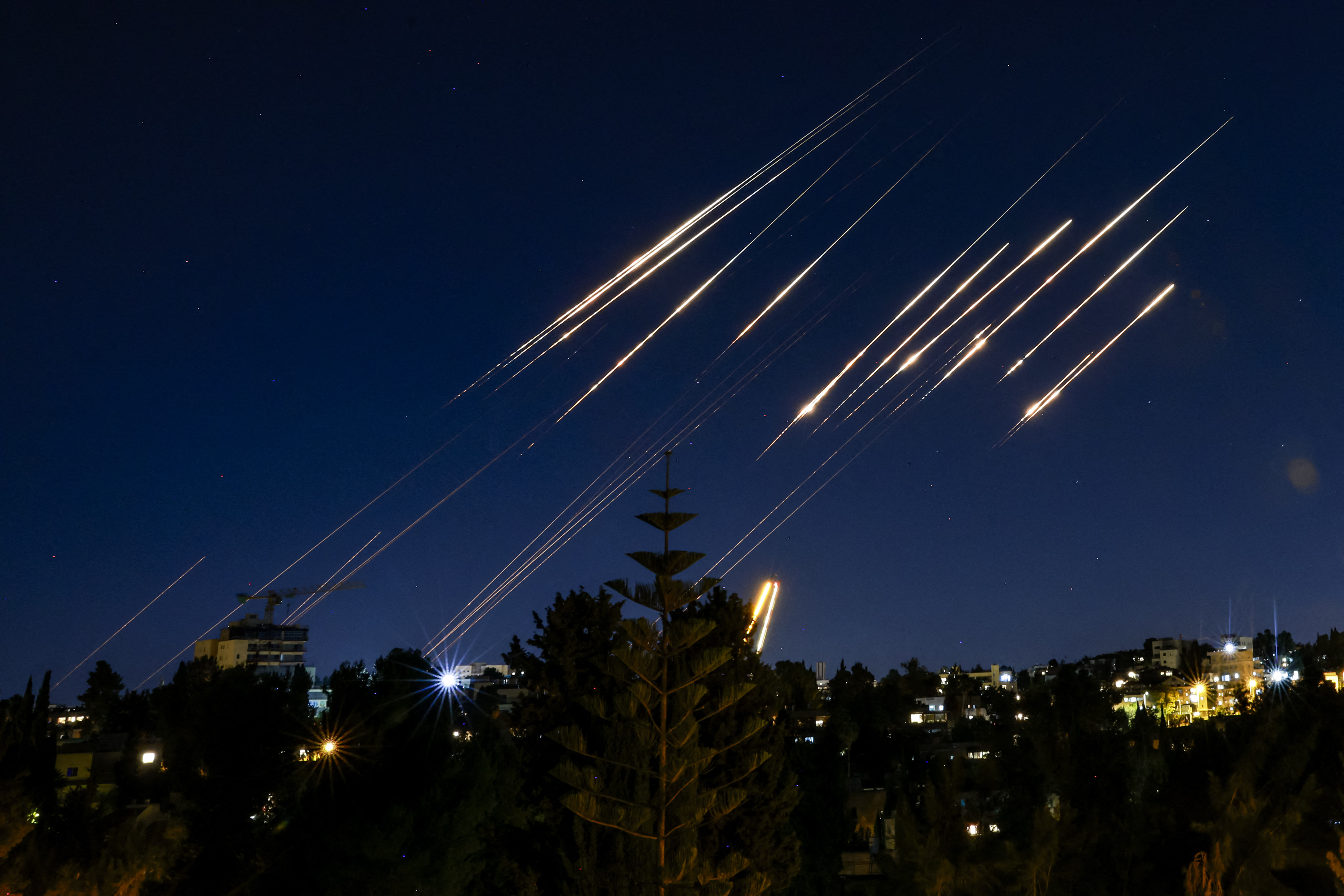 Misiles disparados desde Irán se muestran en el cielo nocturno sobre Jerusalén el 14 de junio de 2025.