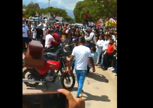 Durante el cortejo fúnebre no se respeto el distanciamiento social.