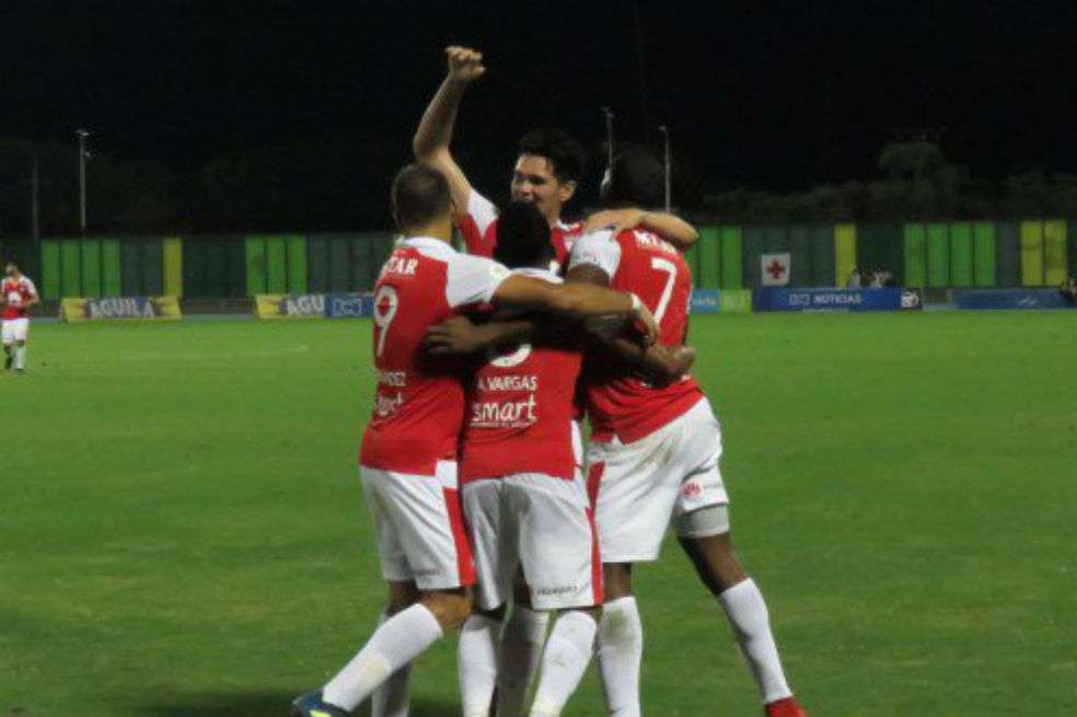 Los jugadores de Santa Fe celebran el gol de Betancourt finalizando el primer tiempo. / Santa Fe