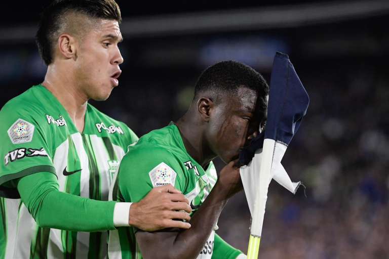 Marino Hinestroza celebra su gol contra Millonarios en la fecha tres de los cuadrangulares semifinales de la Liga BetPlay.