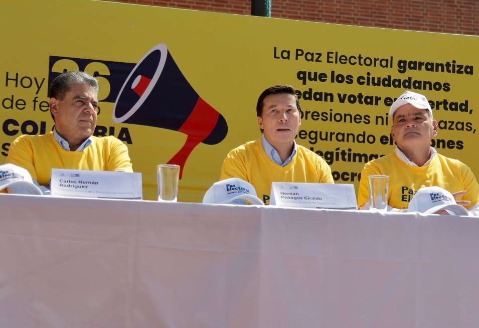 De izquierda a derecha: contralor Carlos Hernán Rodríguez; registrador Hernán Penagos y procurador Gregorio Eljach.