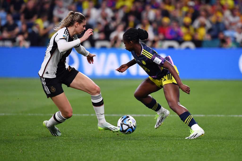 Sydney (Australia), 30/07/2023.- Linda Caicedo of Colombia (R) and Jule Brand of Germany during the FIFA Women's World Cup 2023 soccer match between Germany and Colombia at Sydney Football Stadium in Sydney, Australia, 30 July 2023. (Mundial de Fútbol, Alemania) EFE/EPA/BIANCA DE MARCHI EDITORIAL USE ONLY/ AUSTRALIA AND NEW ZEALAND OUT