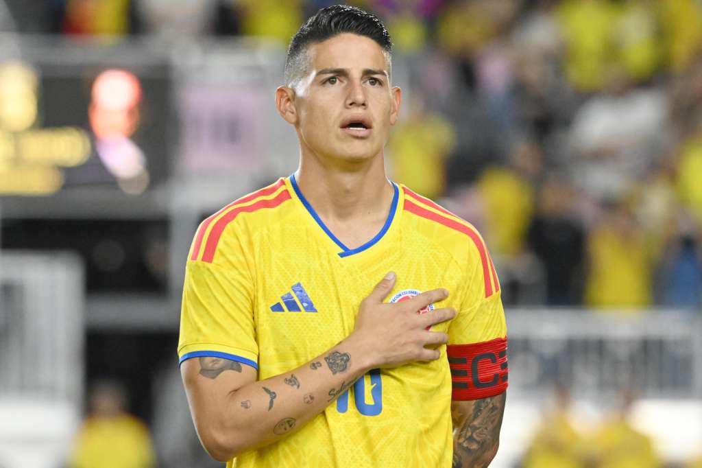 AME9457. FORT LAUDERDALE (ESTADOS UNIDOS), 15/11/2025.- James Rodríguez de Colombia entona el himno este sábado, en un partido amistoso entre las selecciones de Colombia y Nueva Zelanda en el Chase Stadium, en Fort Lauderdale (Estados Unidos). EFE/ Giorgio Viera