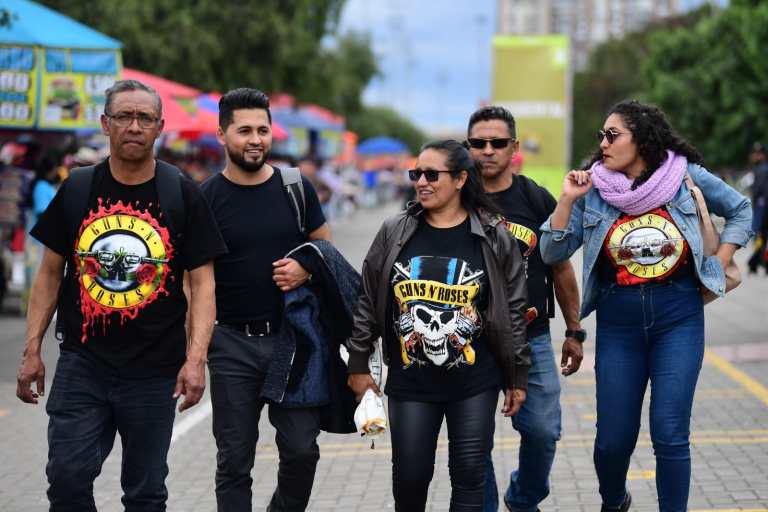 Miles de seguidores se preparan para disfrutar del concierto de la mítica banda de rock.