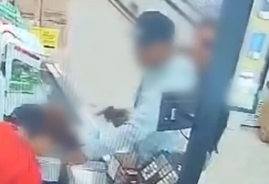 Toma de los dos sujetos hurtando en un establecimiento comercial en Tunjuelito.