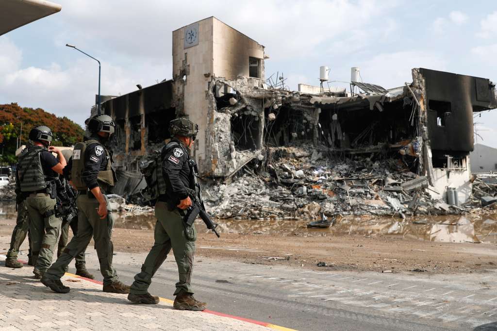 Sderot (Israel), 08/10/2023.- Israeli forces patrol outside the destroyed police station that was controlled by Hamas militants in the southern city of Sderot, close to the Gaza border, Israel, 08 October 2023. Rocket barrages were launched from the Gaza Strip as of early 07 October in a surprise attack claimed by the Islamist movement Hamas. More than 300 Israelis were killed and over 1,000 left injured in the attacks, the Israeli foreign ministry said. EFE/EPA/ATEF SAFADI