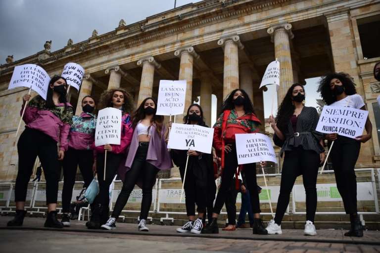 El desfile fue organizado conjuntamente por la cooperativa Tejiendo Paz de Icononzo (Tolima) y la marca Manifiesta, creada por mujeres estudiantes de Bogotá para comercializar los productos de esa cooperativa de exguerrilleros.