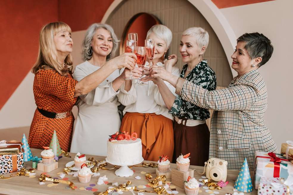 Libra:
Los Libra son el alma de la fiesta y no les cuesta conocer nuevas personas y llevarse bien con ellas casi que de inmediato. Gracias a esto, rápidamente se convierten en los más populares de sus grupos de amigos, ya sea en la universidad o el trabajo.
No les gusta el conflicto y son neutrales por naturaleza, así que también ganarán fama por su forma de resolver conflictos y evitar discusiones.