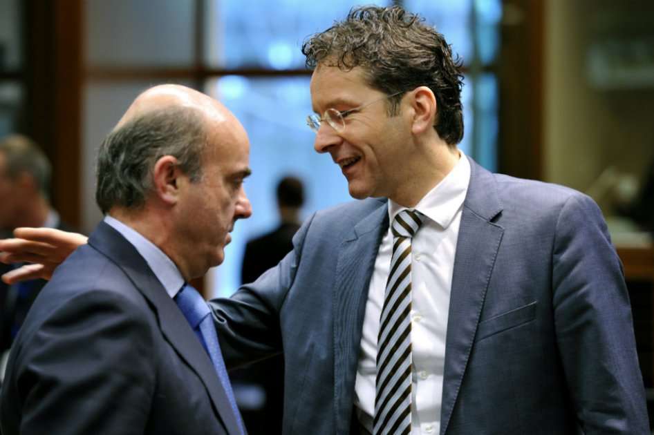 Ministro de finanzas español, Luis De Guindos y ministro de Finanzas holandés y presidente de la eurozona, Jeroen Dijsselbloem.