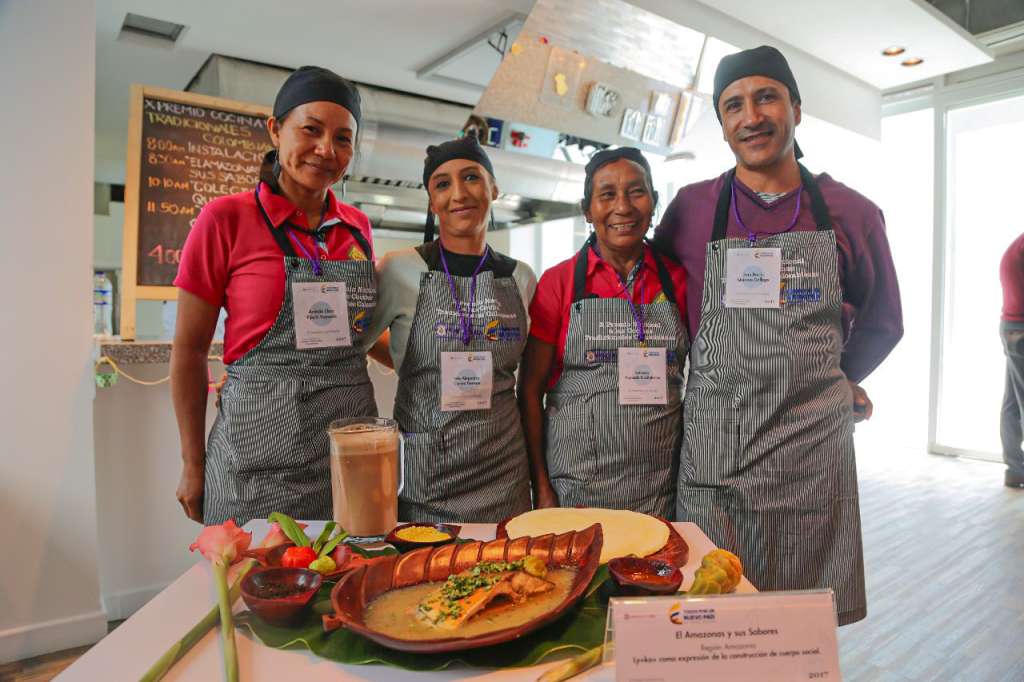 El equipo ganador del Premio Nacional de Cocinas Tradicionales en 2017, de izquierda a derecha: Anitalia Pijachi, lideresa indígena; Aleja Currea, bióloga; doña Eufracia Kuyuedo, sabedora; e Iván Quiceno, antropólogo.